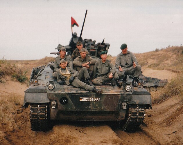 Marder mit Crew in Kanada 1996.jpg