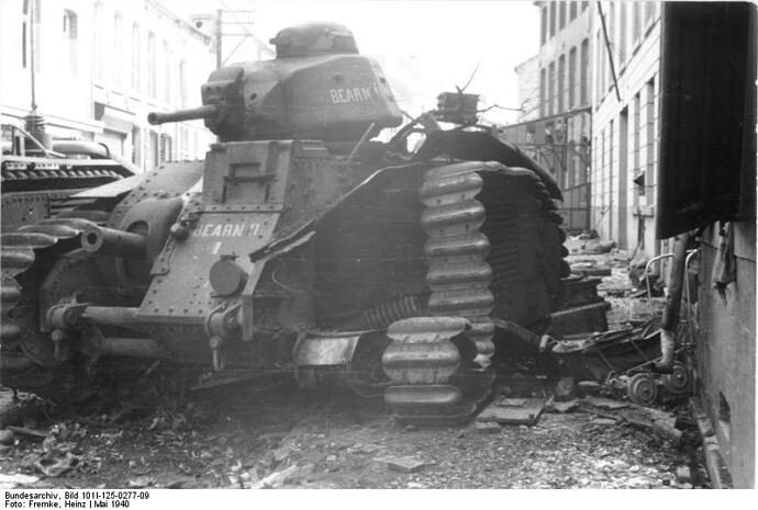 Bundesarchiv_Bild_101I-125-0277-09,_Im_Westen,_zerstörter_französischer_Panzer_Char_B1.jpg