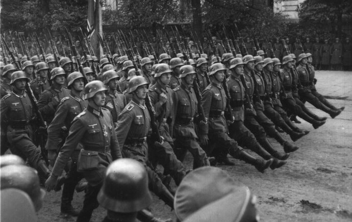 Parade der Wehrmacht in Warschau_05.Oktober 1939.jpg