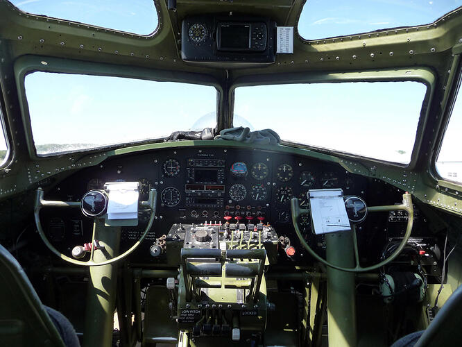 Cockpit_02-2.jpg
