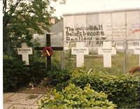 200px-Berlin-Memorial_to_the_Victims_of_the_Wall-1982.jpg