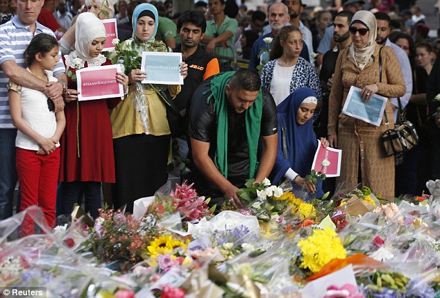 2424376300000578-0-Members_of_Sydney_s_Muslim_community_lay_floral_tributes_to_the_-m-65_1418940.jpg